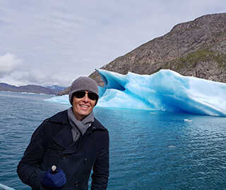 Alex Magno Coelho Horimoto em frente a geleira na Gronelândia.