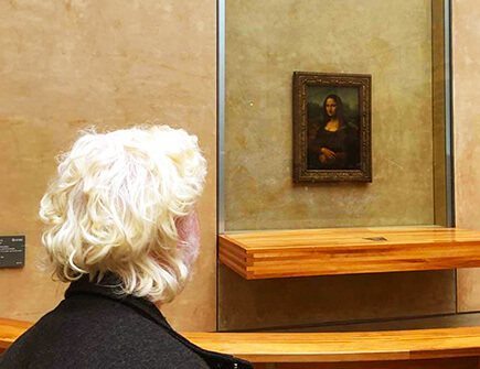 No Museu do Louvre (Paris) em frente ao quadro da Monalisa.
