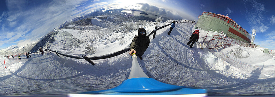 Selfie no Cerro Otto. Céu azul e sol brilhando. Montanhas cheias de neve.