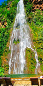 Foto de uma cachoeira na vertical.