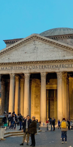 Foto de um monumento histórico de Roma.