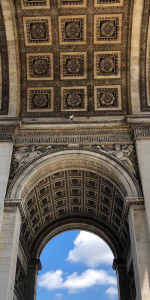 Foto da parte interna do Arco do Triunfo.