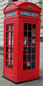 Foto de uma cabine telefônica vermelha clássica da Inglaterra.