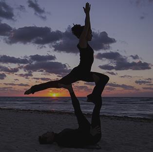 Acro Yoga a tendência chegou ao Brasil