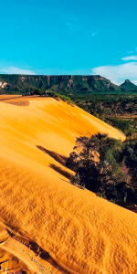 Foto de uma grande montanha de areia, estilo deserto.