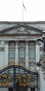 Foto da fachada do palácio de Buckingham.
