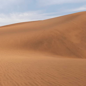 Foto de uma duna de areia durante o dia