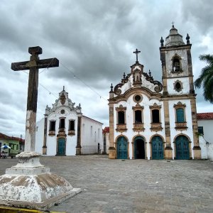 Foto de uma igreja histórica branca e antiga do centro da cidade