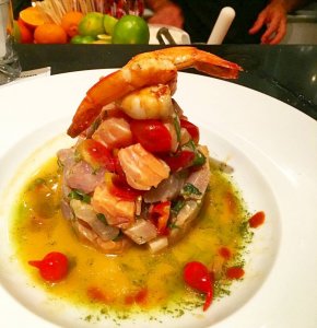 Culinária japonesa no Soho Restaurante, prato com camarões, frutos do mar e pimenta.