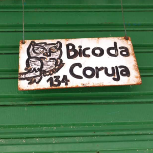 Foto da placa da fachada do Bico da Coruja Bar.