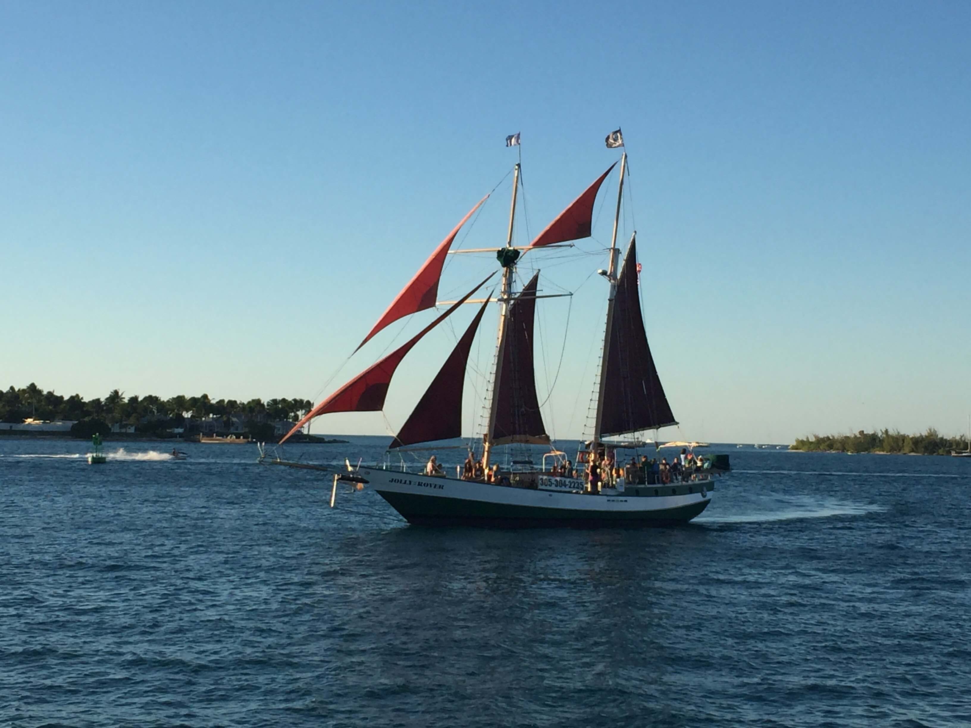 Barco navegando sobre o mar de Key West.
