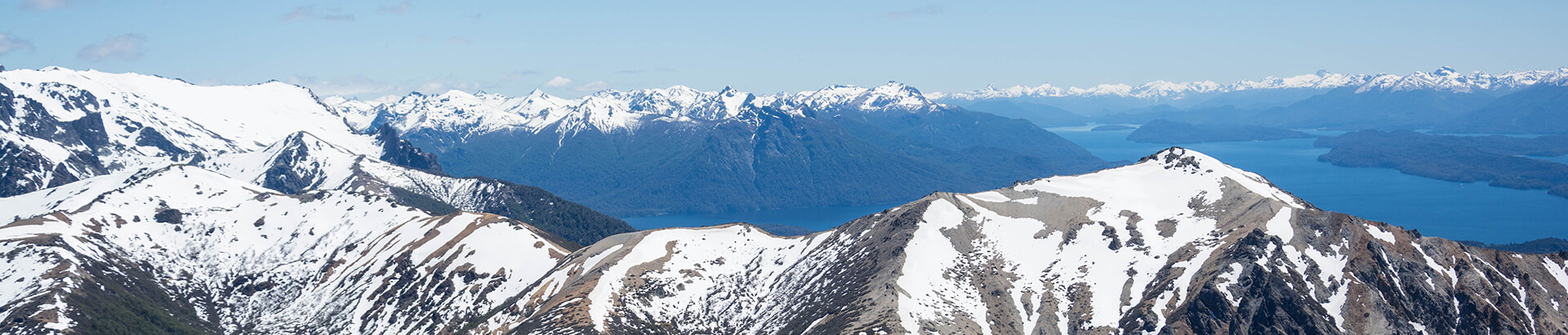 Imagem de abertura da seção Dicas. Topo de montanhas cobertas de neve em Bariloche.