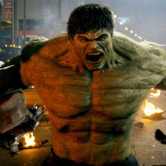 Hulk em cena de destruição. Filme foi aos cinemas em 2003.
