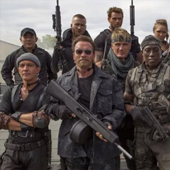 Elenco do filme com Arnold Schwarzenegger à frente da equipe.