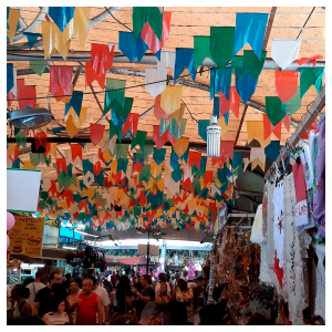 Foto das bandeirinhas expostas no teto da feira.