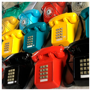Foto de telefones antigos de diversas cores