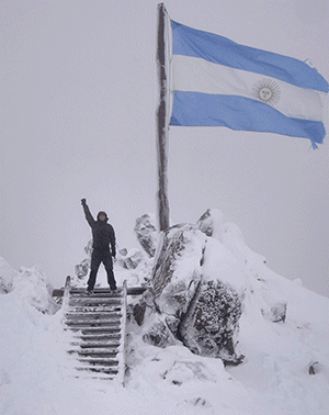 GIF alternando entre cabana em Cerro Catedral e Pepe ao lado da bandeira da Argentina no meio da neve.