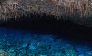 Foto de gruta com água cristalina em um tom azul cintilante
