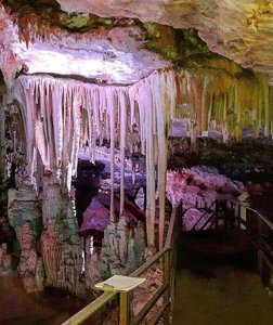 Foto interna da gruta rei do mato, na foto é possível observar uma estrada e todo o processo de lapidação do tempo e água.