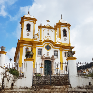 Igreja Matriz de Santa Efigênia (em um dos pontos mais altos de Ouro Preto, além de contar com um interior riquíssimo). Foto: @rodrigops83