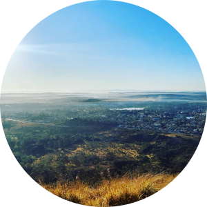 Foto do alto da Serra de Santa Helena com vista para a cidade de Sete Lagoas. Dia ensolarado com poucas nuvens.