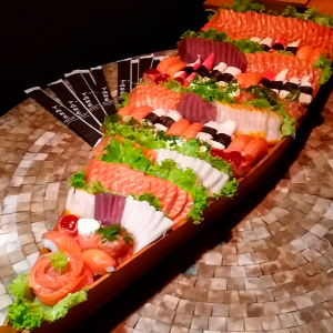 Barco de sushi do restaurante Takê.