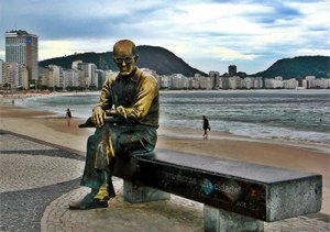 Estátua de Carlos Drummond de Andrade na orla de Copacabana.