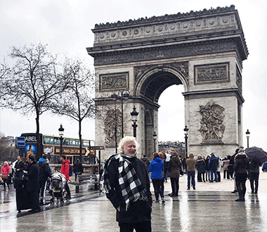 Lucas em frente ao Arco do Triunfo, em Paris, na França.