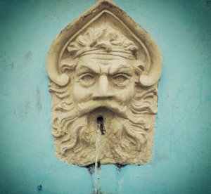 Detalhe das fontes. Saída d'água é o rosto do deus grego Poseidon.
