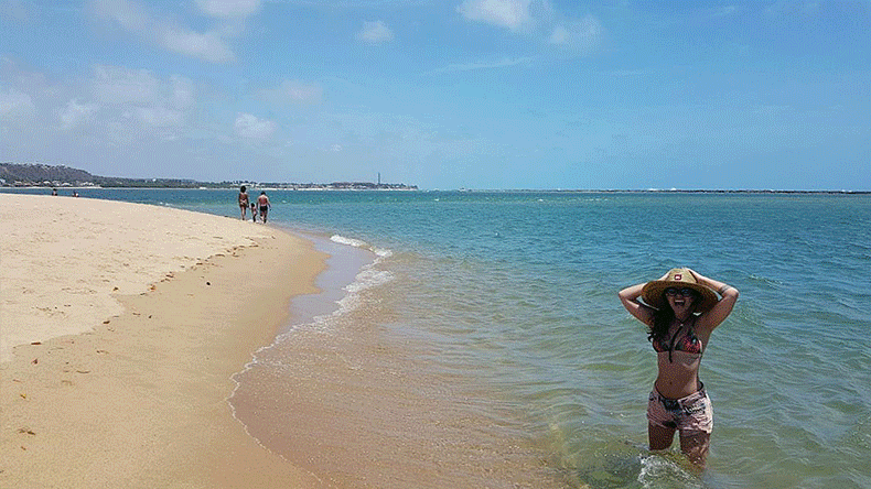 Frame 1: Inúmeros coqueiros vistos do mirante em direção ao mar. Frame 2: Mari na praia do Gunga.