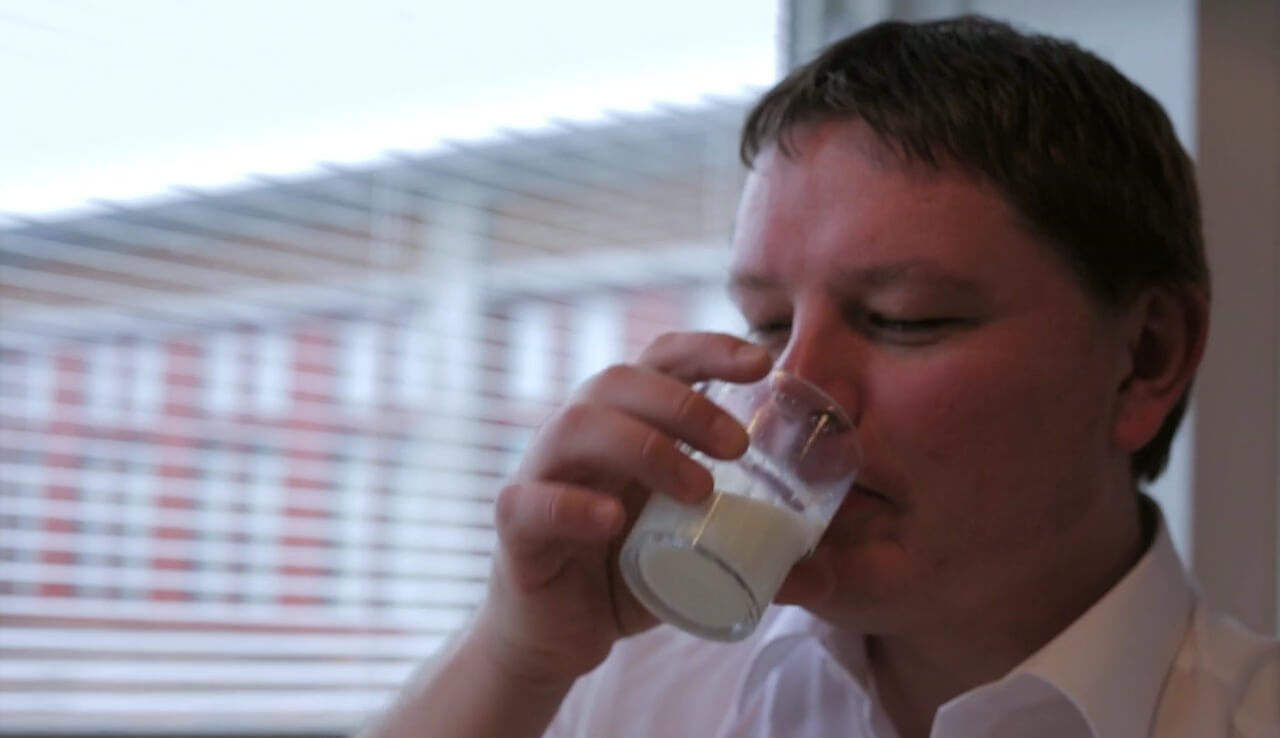 Na cena final, homem bebe o leite após descobrir que está no prazo.
