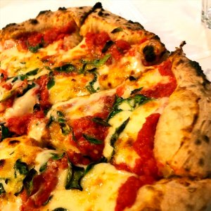 pizza redonda bem de perto, com bastante queijo