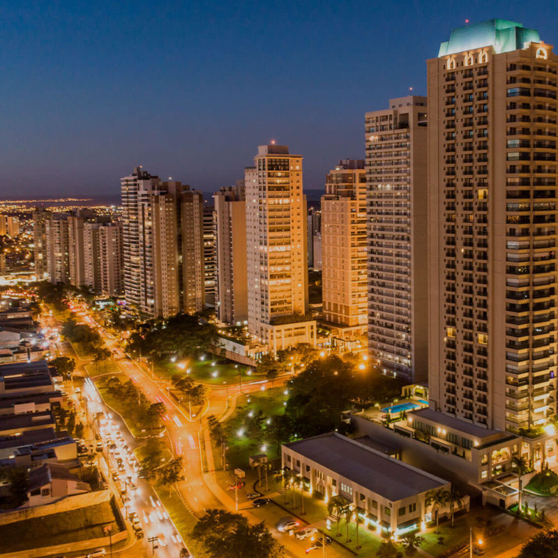 Foto aérea da cidade de Ribeirão Preto durante a noite.